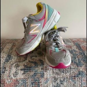 Girls size 1 new balance tennis shoes, great condition